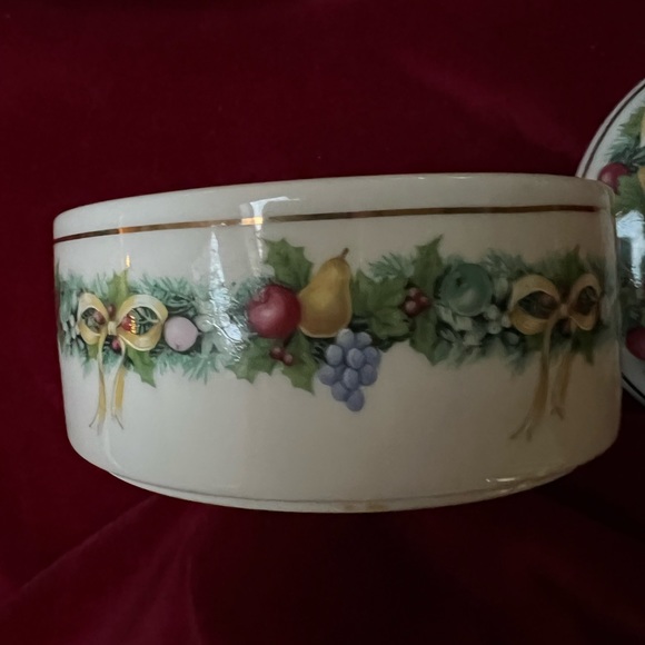 Mikasa Covered Trinket Box.”Christmas Bouquet” Christmas Garland. - Picture 4 of 10